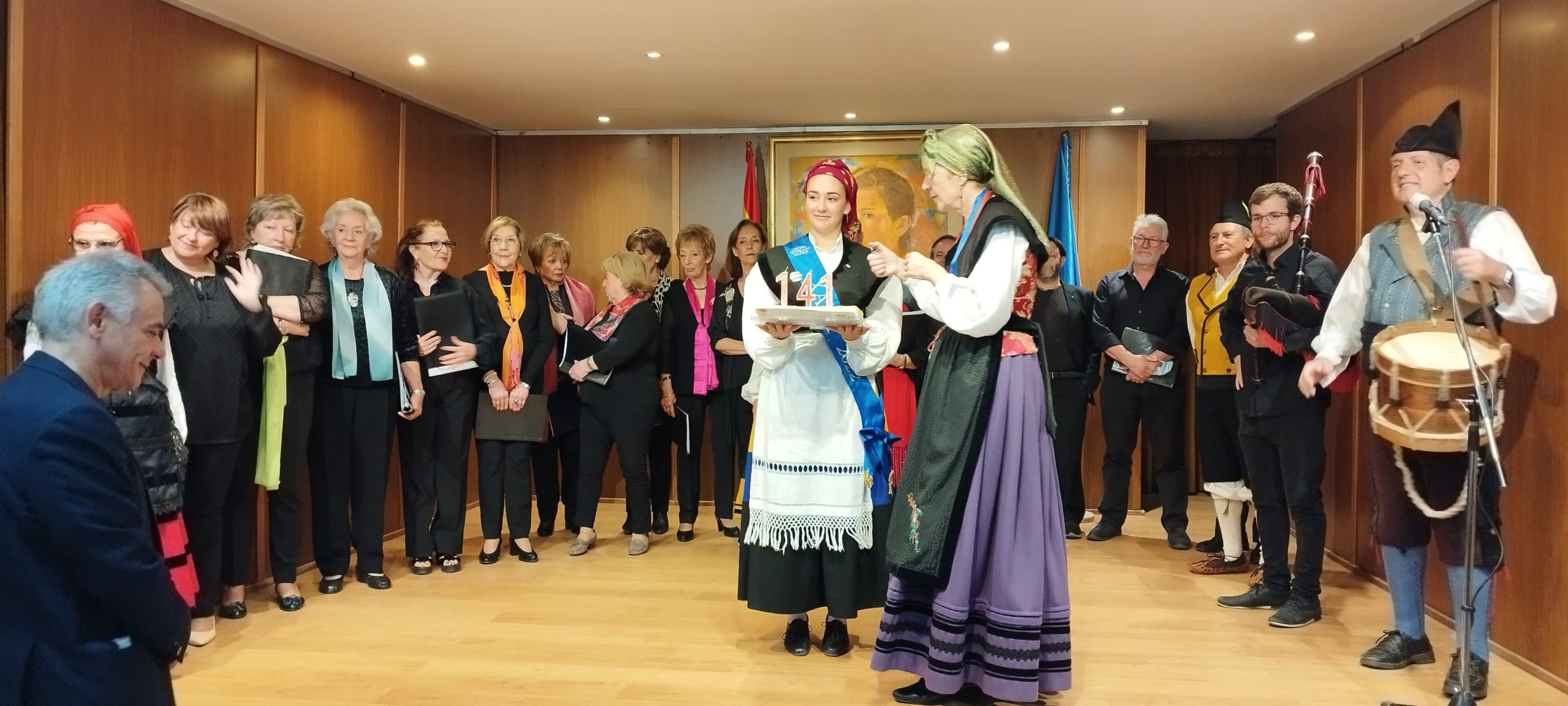 Fotografía de las Agrupaciones con una tarta