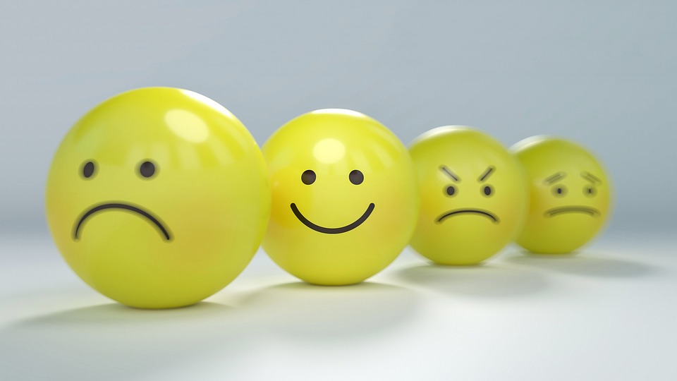 Emoticonos sonrientes y tristes