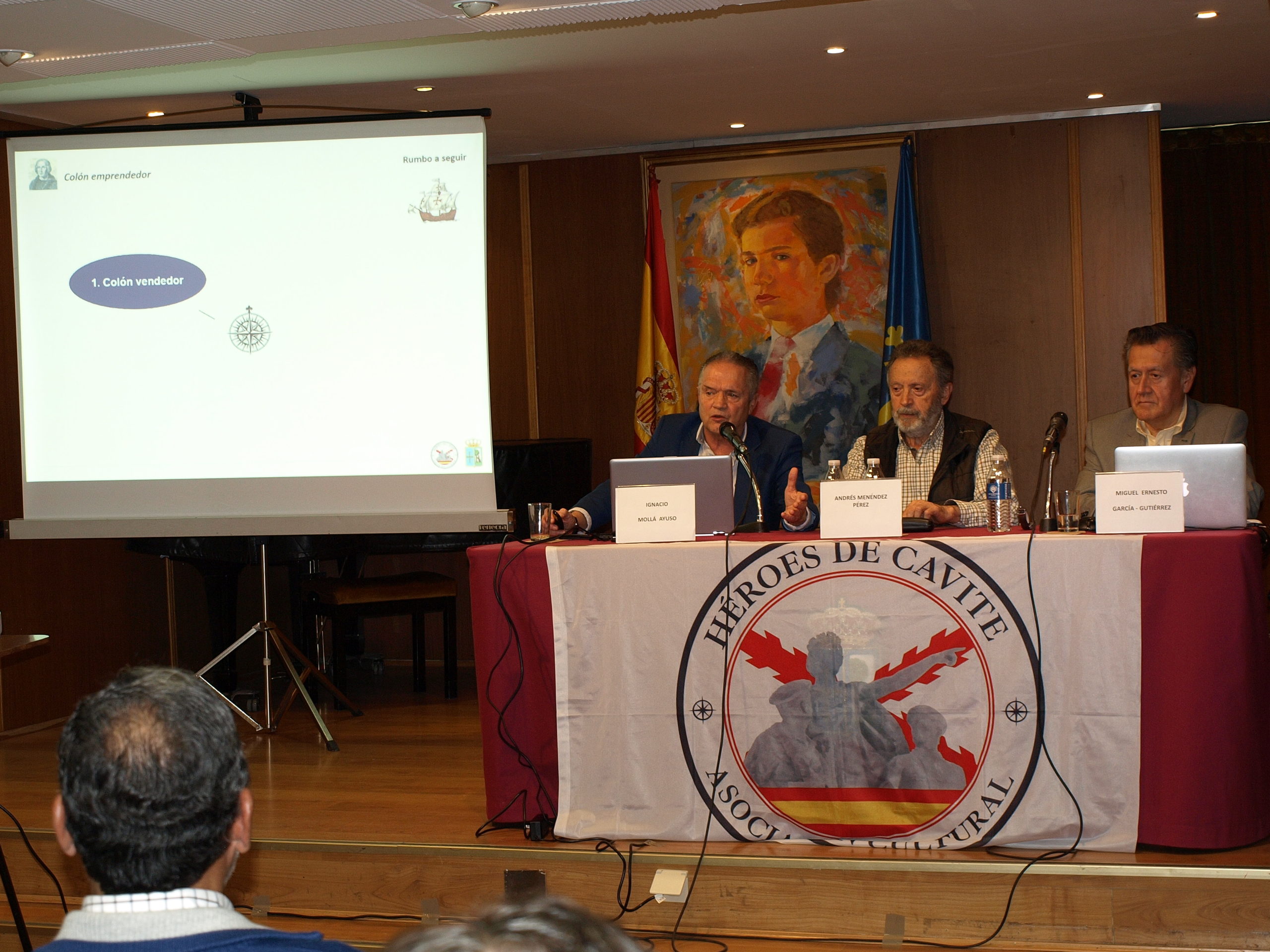 Mesa de ponentes Héroes de Cavite