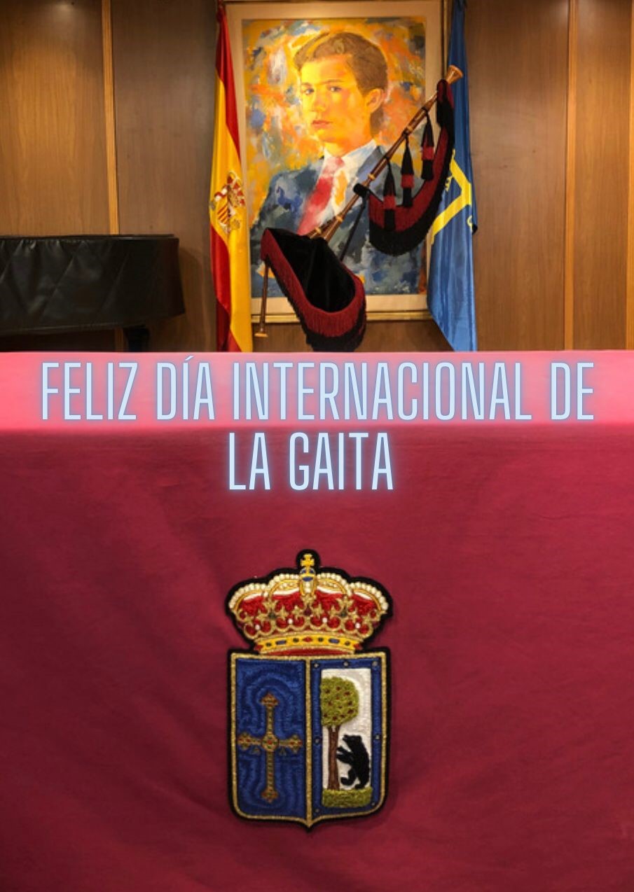 Salón de actos con gaita y felicitación