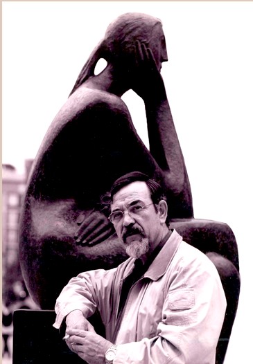 Imagen del escultor y una de sus obras